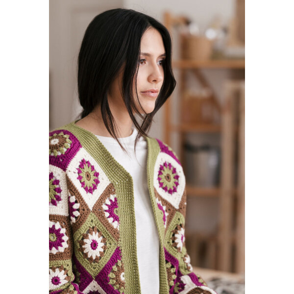 Описания есть как спицами , так и замечательные изделия крючком.