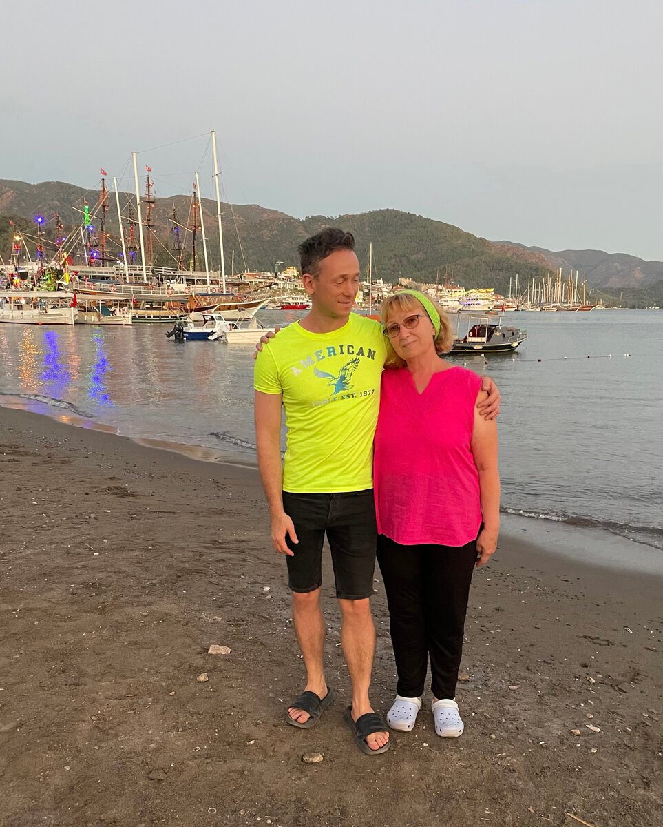 На пляже Мармариса песок как на стройке.