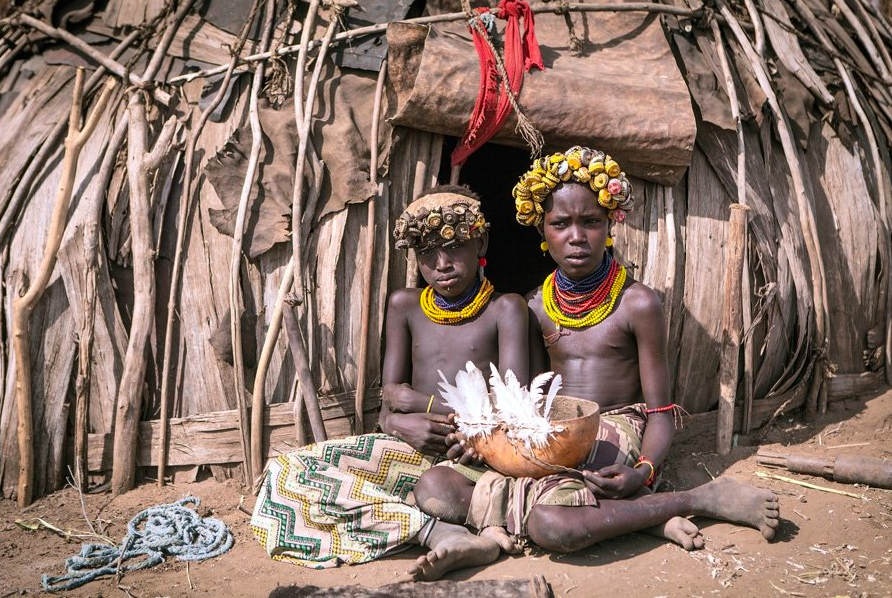 Бытовые вещи европейцев для южноэфиопских племен не что иное, как декор. В дело идет все, что путешественники могут подарить или забыть: пластиковые игрушки превращаются в отличные серьги, крышечки от бутылок, кастрюля и прищепки – в головные уборы. Фото: Эйнат Кляйн