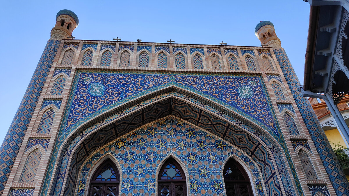 Вход в баню напоминает вход в одно из медресе на площади Регистан в Самарканде