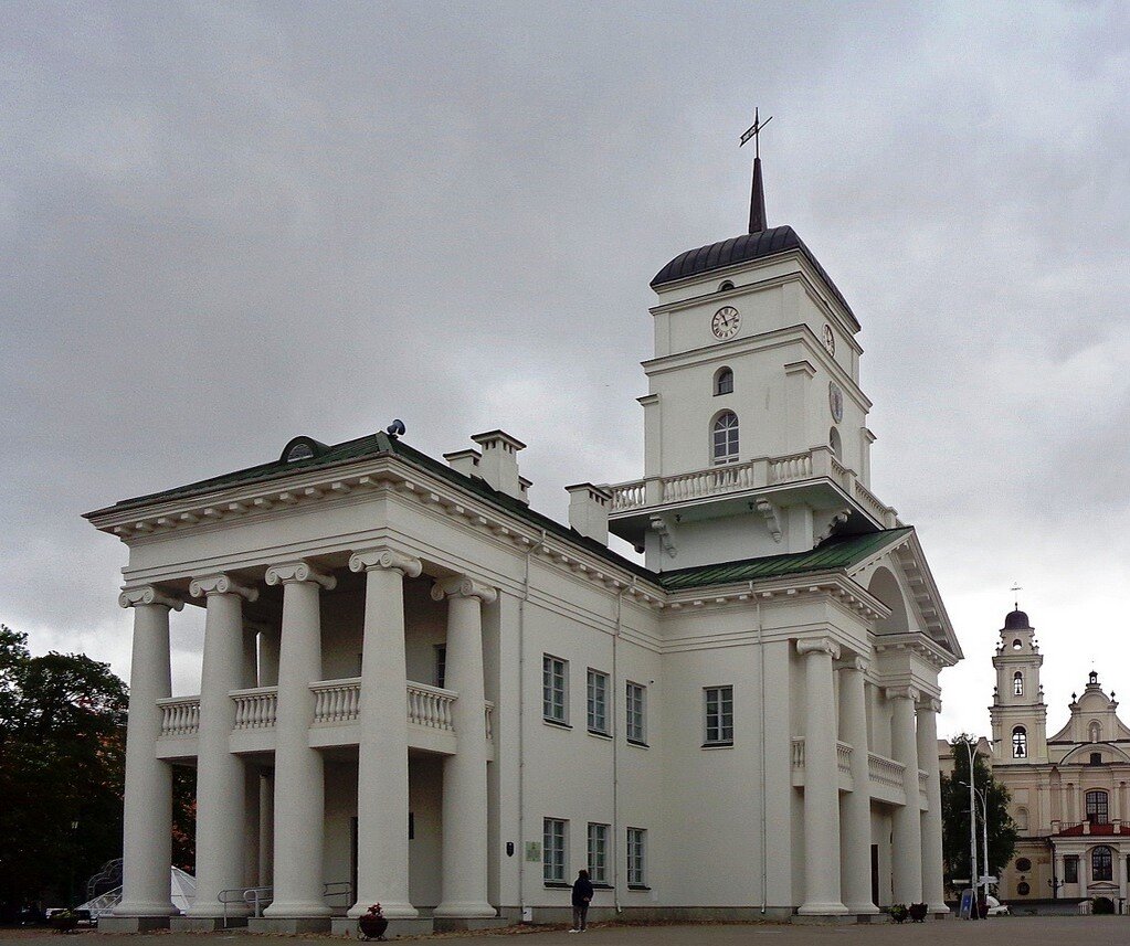 Ратуша памятники. Минская городская ратуша. Городская ратуша Минск. Минская ратуша Минск осень. Ратушная площадь Минск.