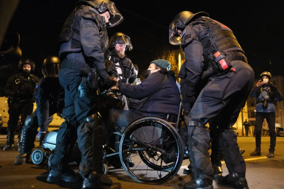 Дорогу демонстрации перегородил инвалид-колясочник. Полицейским пришлось унести его с дороги © Рико Тумсер