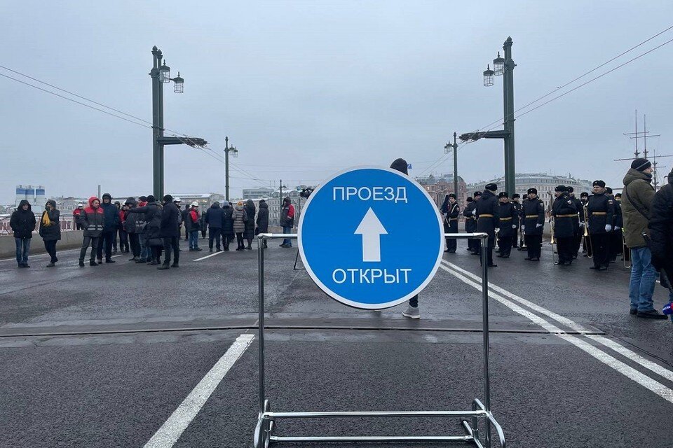     В Петербурге после ремонта открыли Биржевой мост. Юлия СТАЛИНА