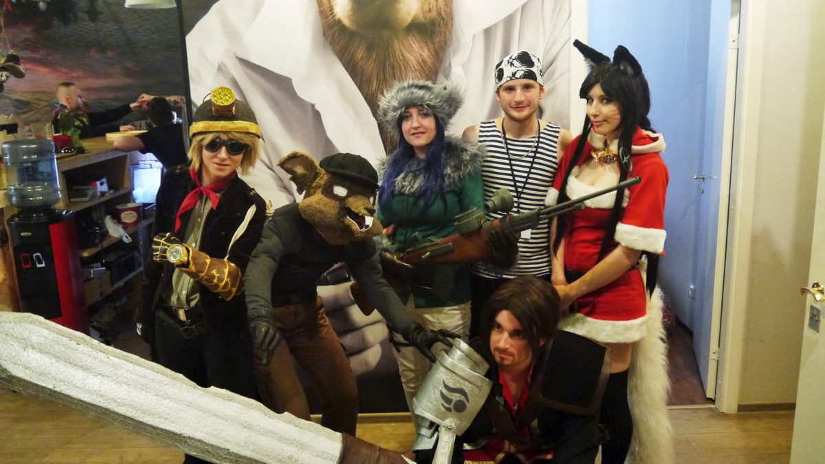 Косплей с мероприятия. Слева направо: Эзреаль, Твич, Кейтлин, организатор-пират, Ари и внизу Гарен.