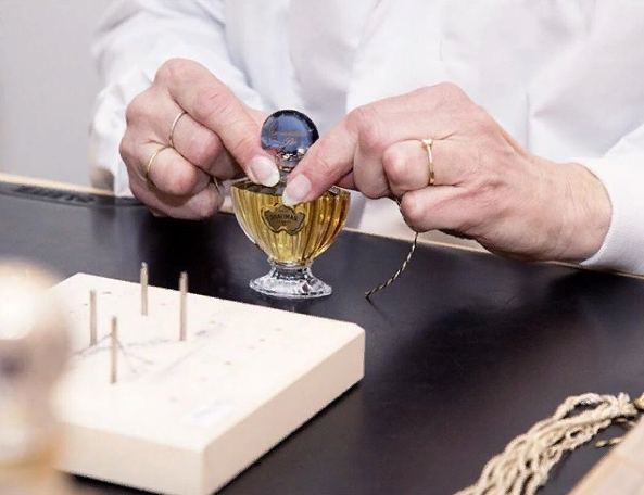 Символ дома Guerlain - флакон классического Shalimar, один из самых продаваемых ароматов в мире.