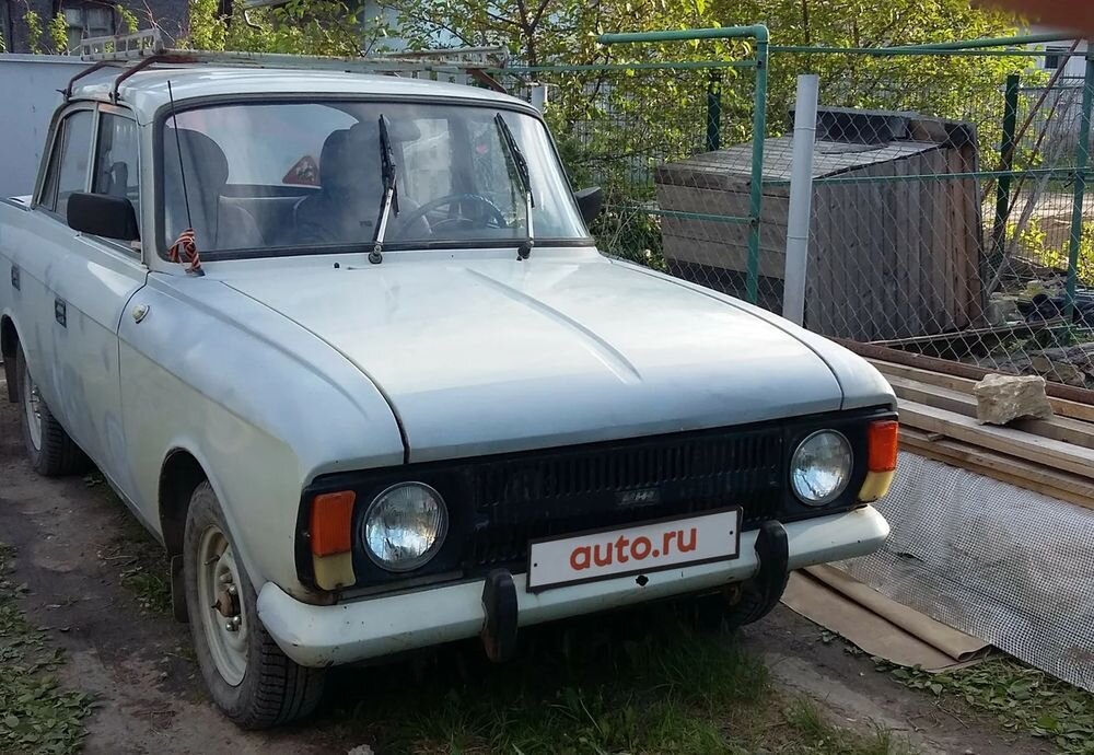 Это последняя модификация ИЖевского Москвича. В таком виде автомобиль выпускался с конца 80-ых до конца 90-ых годов (фото auto.ru) 