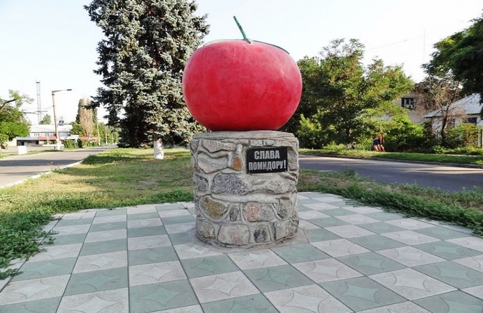 Памятник томату установлен в украинском городе Каменке-Днепровской.
