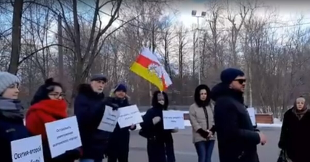 фото одной из участниц митинга в московском парке Сокольники за закрытие завода "Электроцинк"