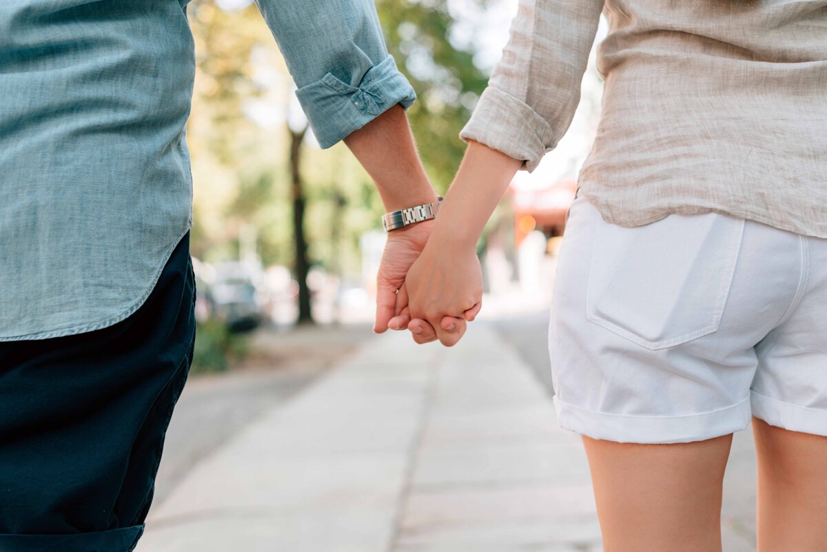 Трогайте друг друга, в 21 веке это чувство пока не могут заменить никакие технологии.