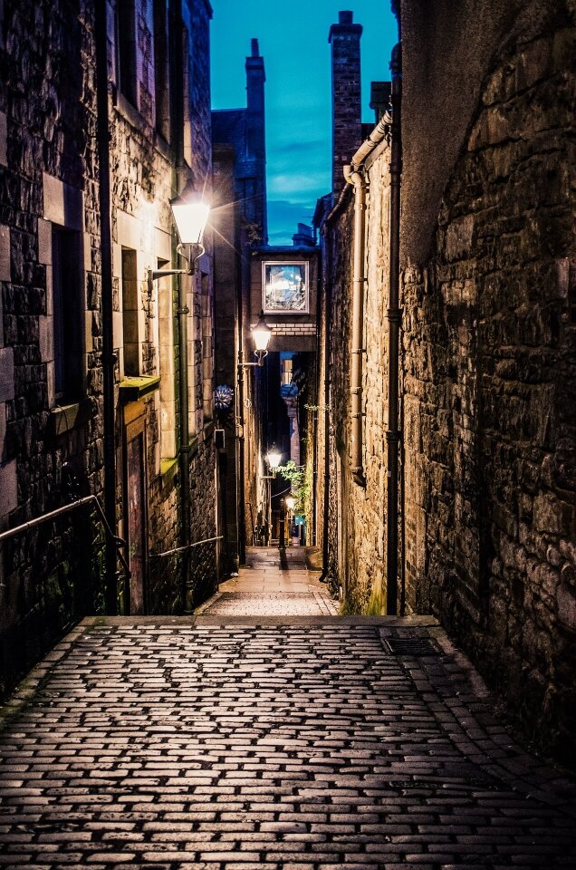 Несколько лет назад я стояла на пороге больших изменений в своей жизни, будущее меня страшило, и я обратилась к профессиональному астрологу, благо подруга тогда порекомендовала «проверенного». Сама я тогда даже представить не могла, что когда-нибудь увлекусь этой наукой. 