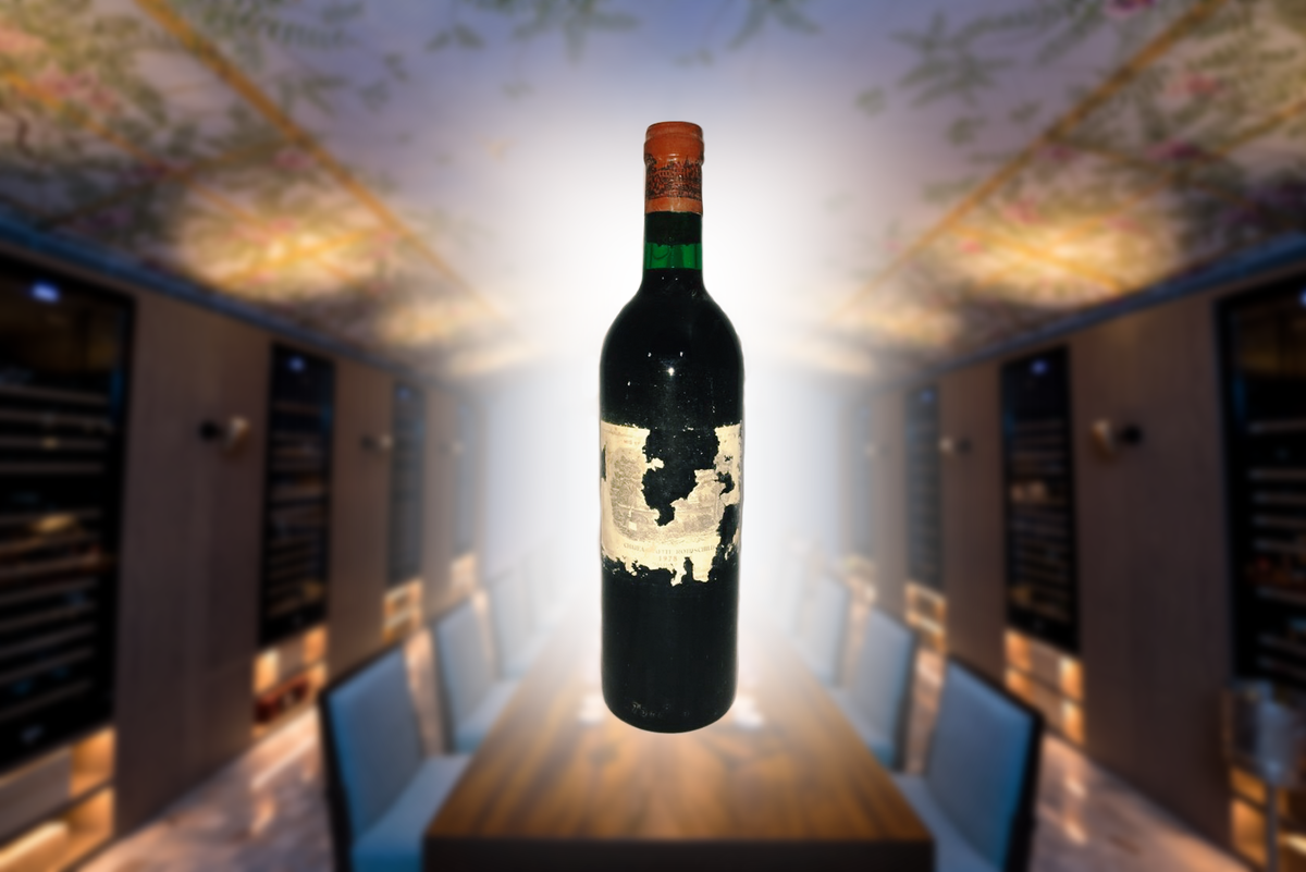 Примерно в таком состоянии была бутылка Lafite 1978 года. Оригинальной фотографии у меня, к сожалению, не осталось. Фото пришлось искать в гугле.
