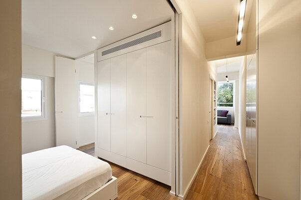 Обратите внимание, как изящно замаскирован выход для системы кондиционирования над платяным шкафом.