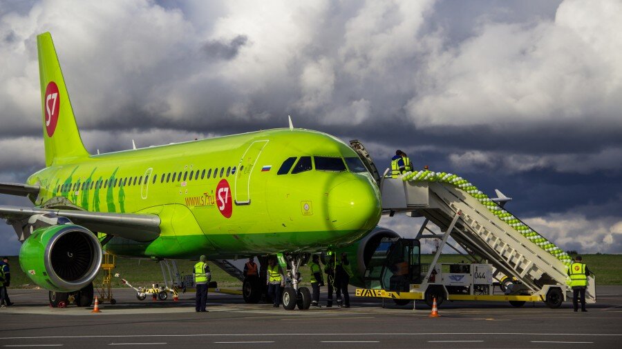 Телефон авиакомпании s7 горячая. Самолёт s7 Airlines. S7. S7 Cargo. Самолет s7.