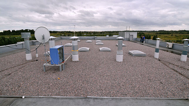 Гравийная кровля защищена от снега и дождя