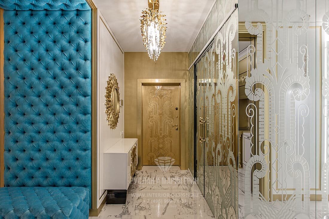 На фото: Прихожая с золотыми акцентами и роскошным орнаментом