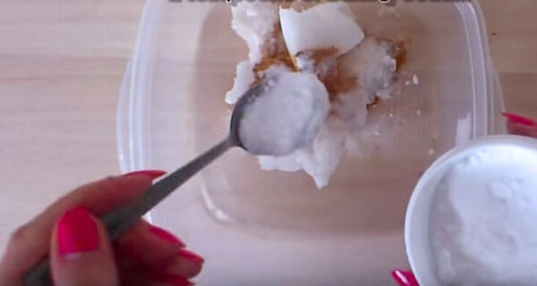 Смешивание ингредиентов с содой