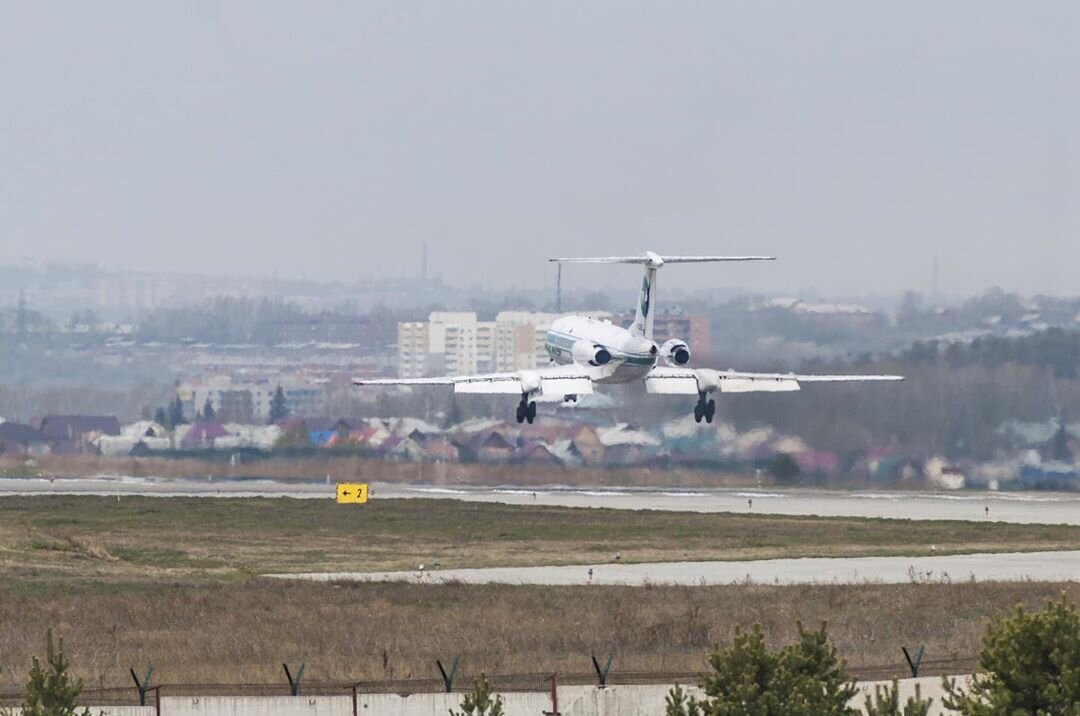 АЛРОСА последний полёт ту 154 в зелёно белой окраске.