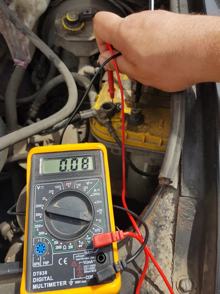 Фото 2. В бортовой сети автомобиля имеются утечки.