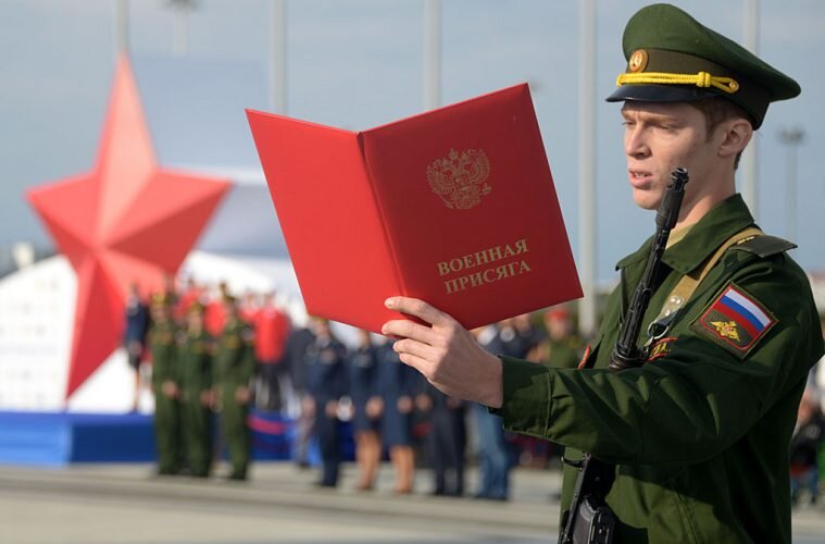 Военнослужащий присягает на верность своему государству.