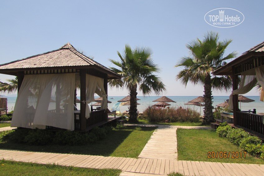 Пляж огромный так как соединяет несколько отелей Eftalia, поэтому все бары и развлекаловка находятся здесь.