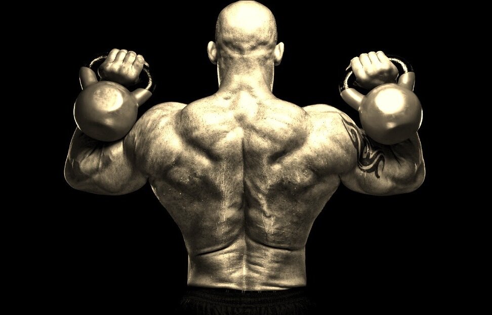 Бодибилдер с гирями