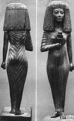 Древняя статуэтка знатной египтянки в клазирисе и парике.