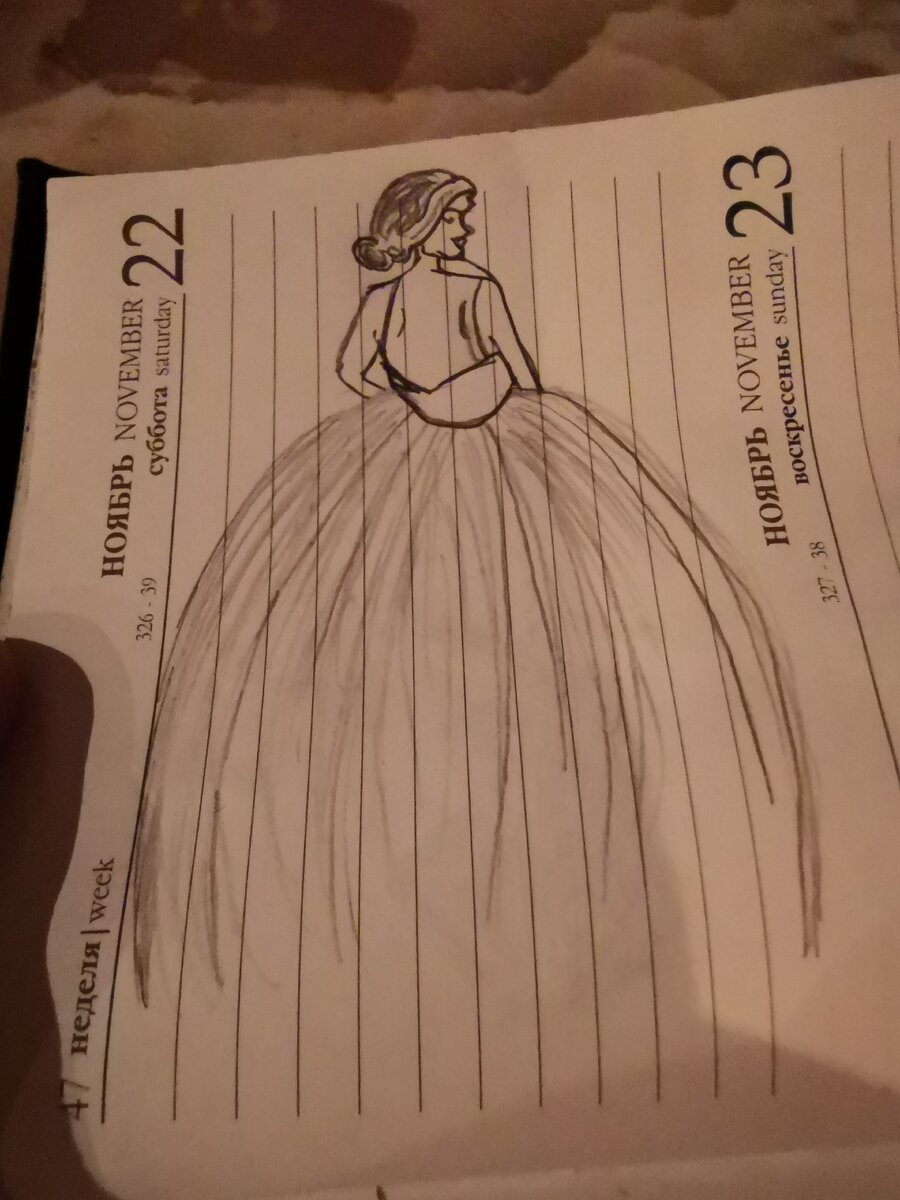 Старался нарисовать девушку в платье, и рука все тянулась к ластику, но ведь по условию все без ластика. 