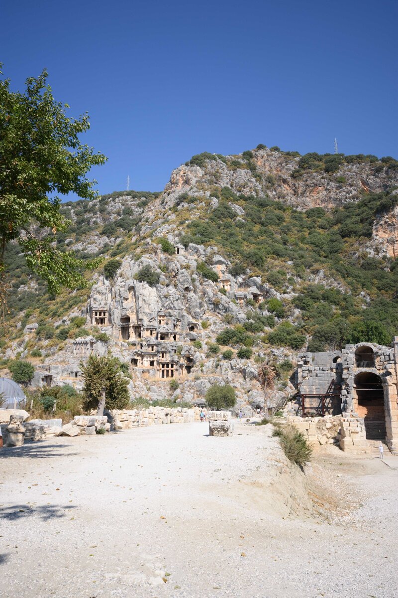 общий вид на комплекс гробниц