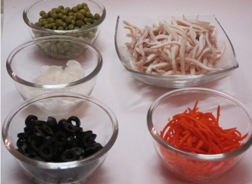 1.Нарезать длинной соломкой, лук нарезать тонкими полукольцами, маслины нарезать колечками, горошек отцедить.