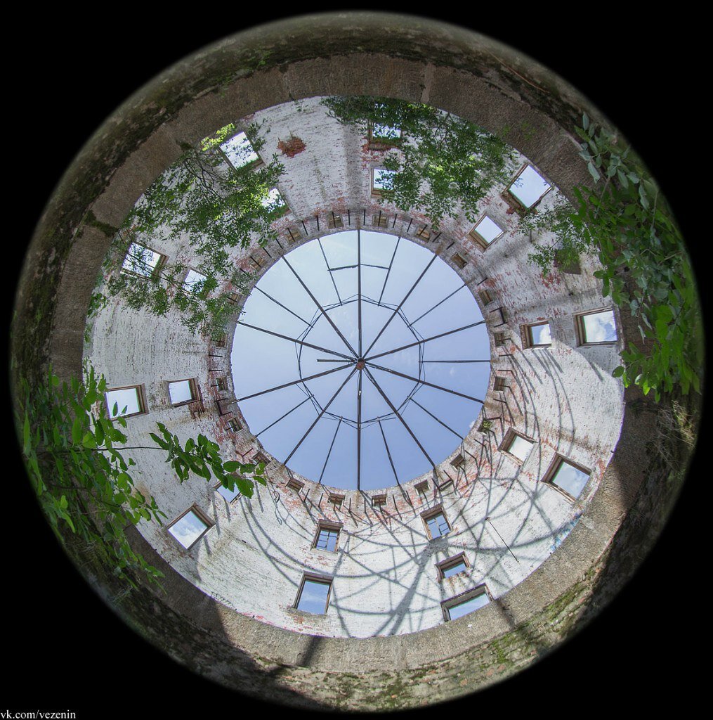 Летний Fish-eye кадр, сделанный с самой нижней точки башни.