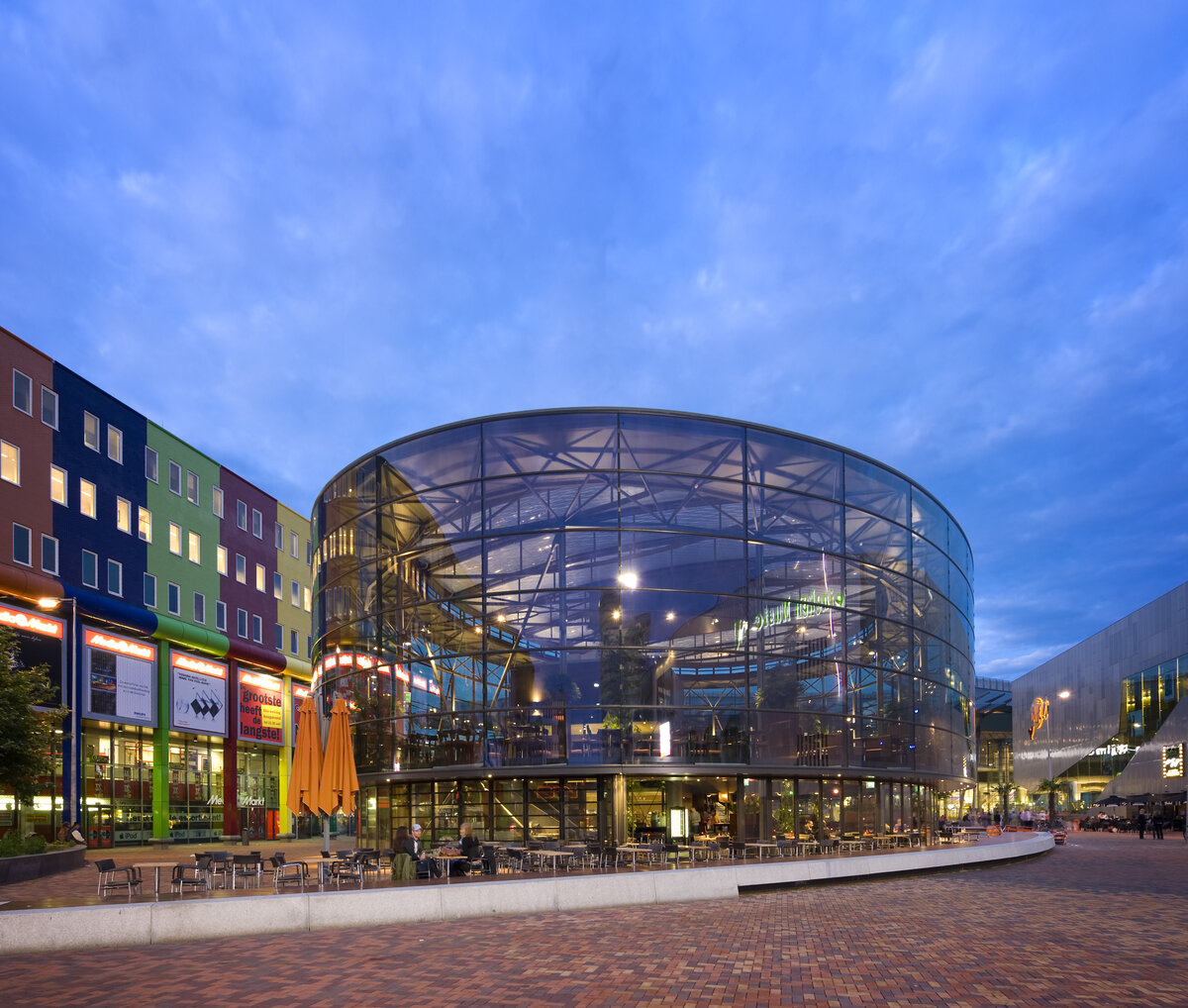 По ночам, когда зал ДжинСо освещен, ресторан становится похожим на загадочный космический корабль, привлекая к себе многочисленные взгляды любопытных