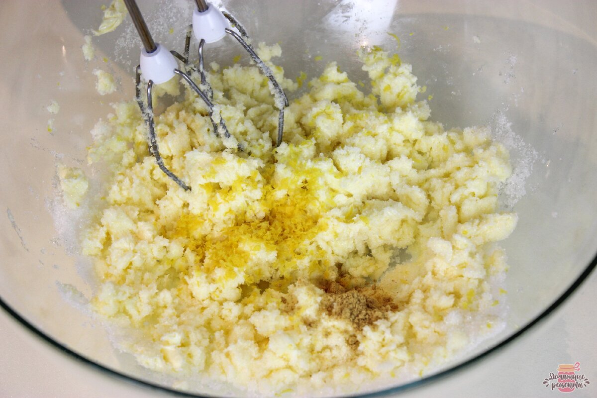 Сахар и мягкое сливочное масло размешать миксером. Добавить цедру лимона и имбирь, перемешать до однородного состояния.