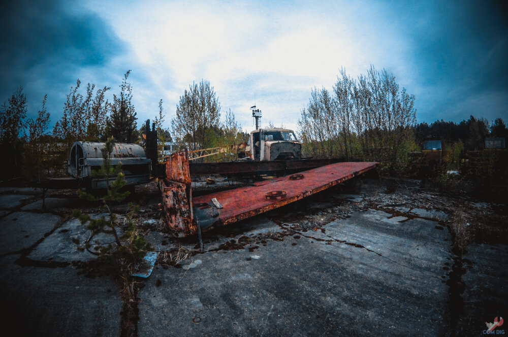 Залезли в действующий гараж Чернобыльсервиса! Тут стоят машины которые отмывали Припять!