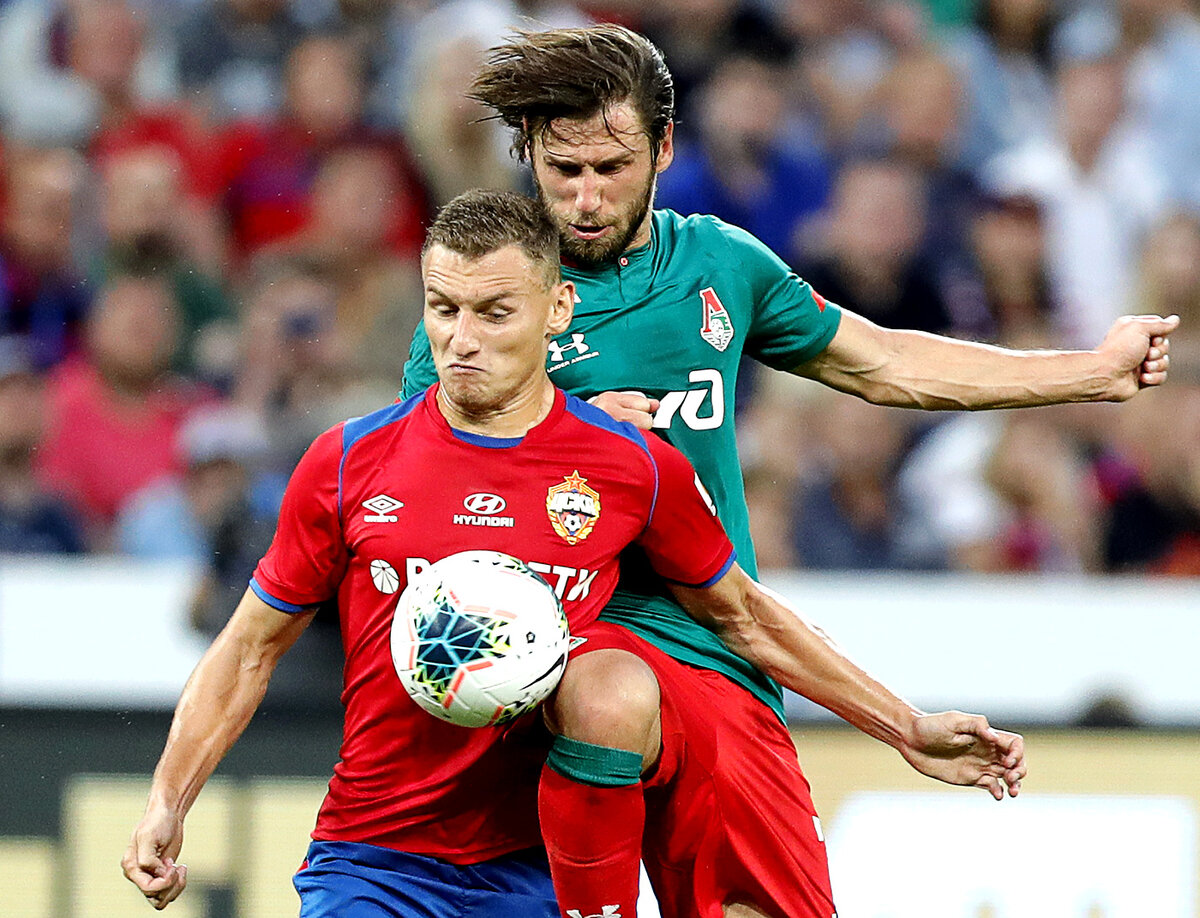 Российский нападающий Федор Чалов и легионер «Локомотива» Гжегож Крыховяк. Фото: Михаил Джапаридзе/ТАСС