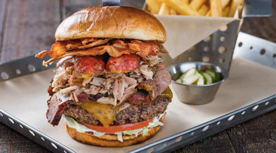 Бургер, калорийностью 1600 ккал (фото: Chilis.com)