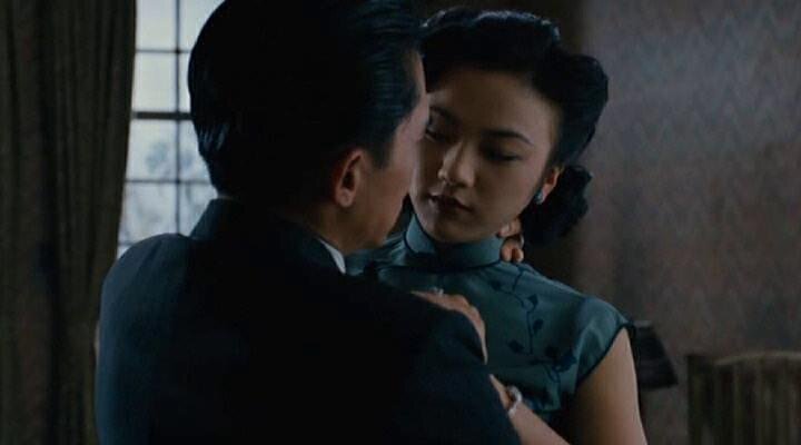 Историческая драма «Вожделение» охватывает большой период из летописи Шанхая времен Второй мировой войны. Действие картины происходит в 1940 году. Частью территории Китая управляет так называемое марионеточное правительство, находящееся под контролем японских войск. Актеры студенческого театра горят идеей освобождения своей родины и принимают решение убить чиновника И, который является для них воплощением реакции. Они разрабатывают план: красавица Цзячж должна заманить И в ловушку, где его будут ждать остальные заговорщики. В последний момент И удается ускользнуть от возмездия, а заговорщиков быстро арестовывают, лишь немногим удается бежать. Спустя годы Цзячжи снова встречается с И при весьма интригующих обстоятельствах. Девушка страстно желает отомстить за погибших товарищей, но внезапно понимает, что испытывает к этому человеку более нежные чувства, нежели ненависть.