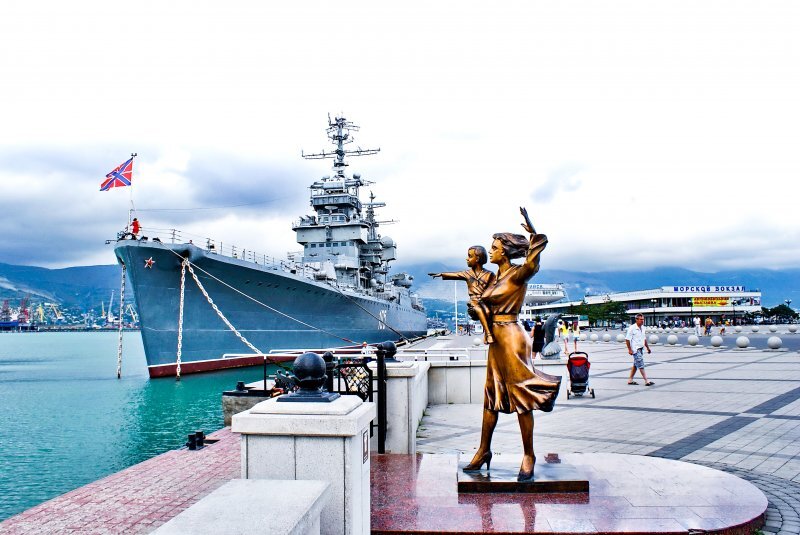 Точно новороссийск. Новороссийск Novorossiysk город герой. Море Новороссийск Novorossiysk достопримечательности. Памятник малая земля порт Новороссийск. Город герой Новороссийск порт.