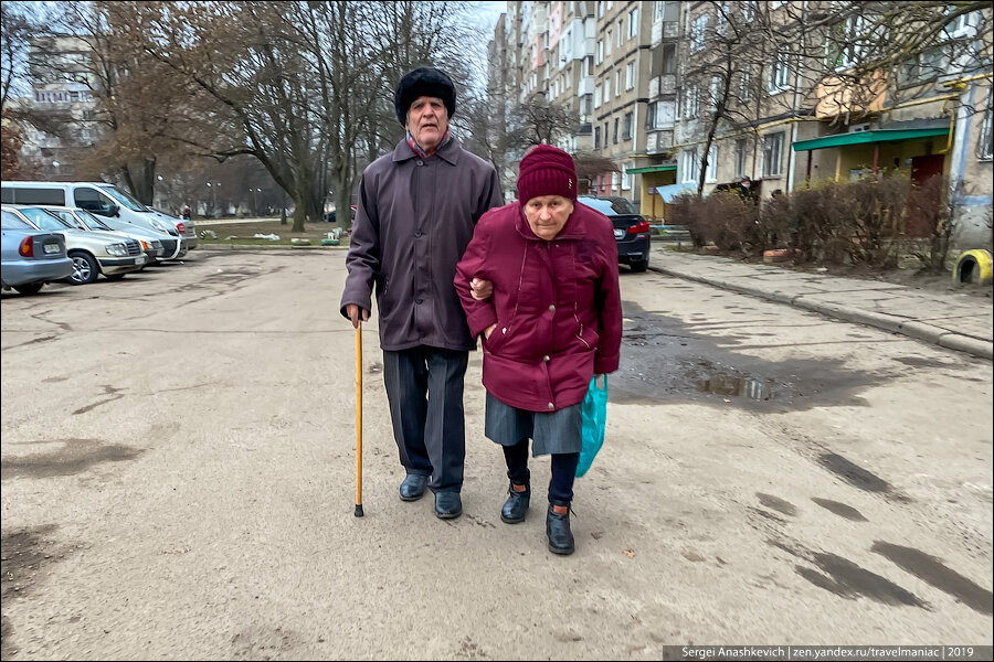 Почему многие люди на Украине едва сводят концы с концами? Достаточно посмотреть в счета за коммуналку