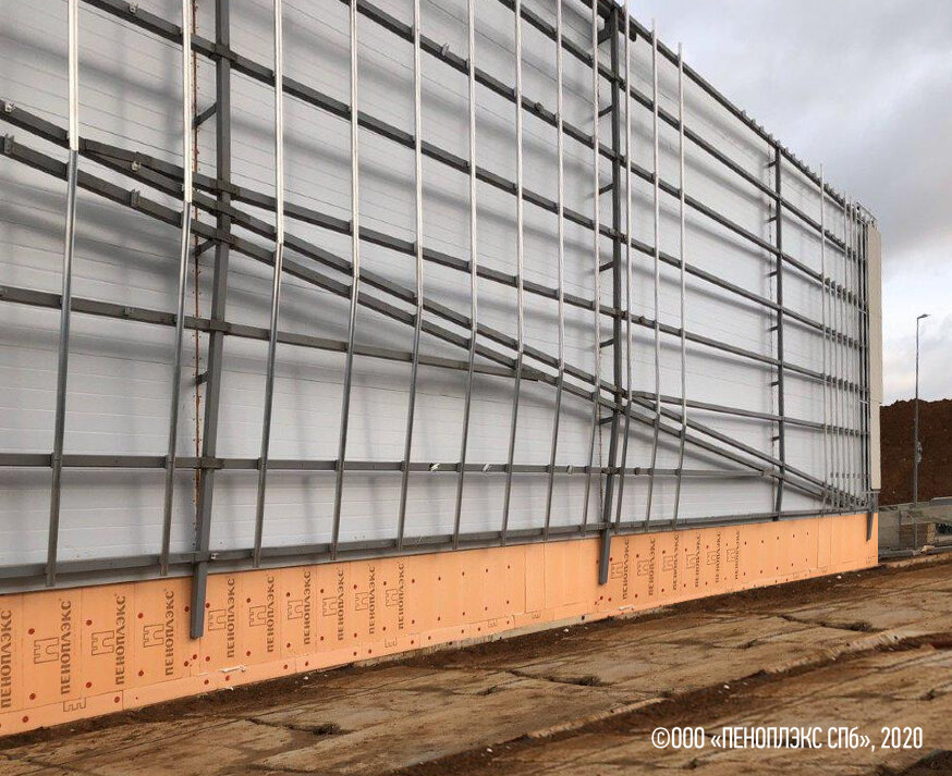 На фото: Теплоизоляция цоколя школы тенниса в ИЦ «Сколково» плитами ПЕНОПЛЭКС®