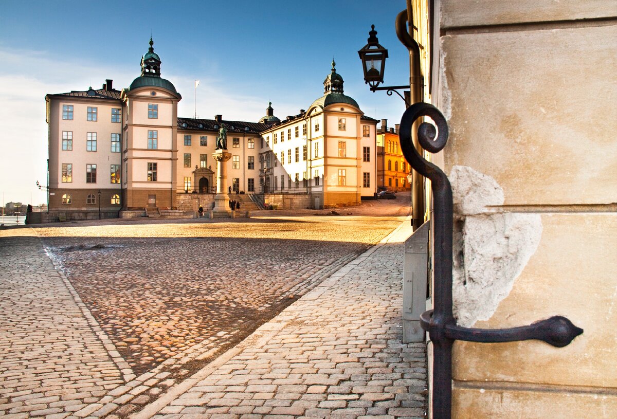 Это Врангельский дворец. Листайте далее.