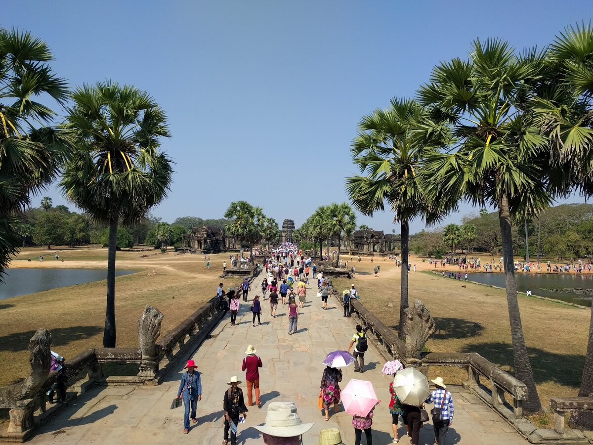 На территории вид открывается великолепный. Народу много.