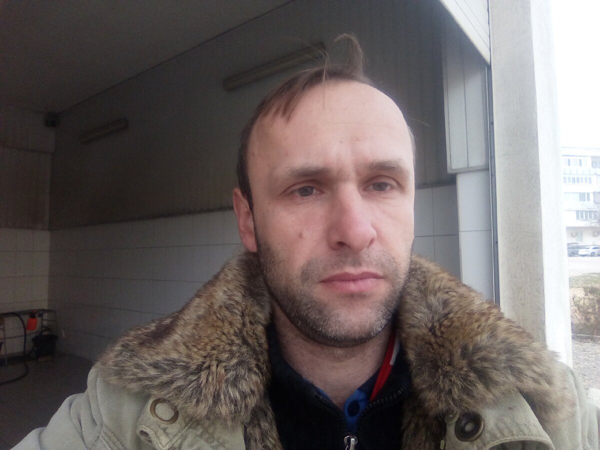 Понаехавший из холодных краев бомж на автомойке в Крыму.