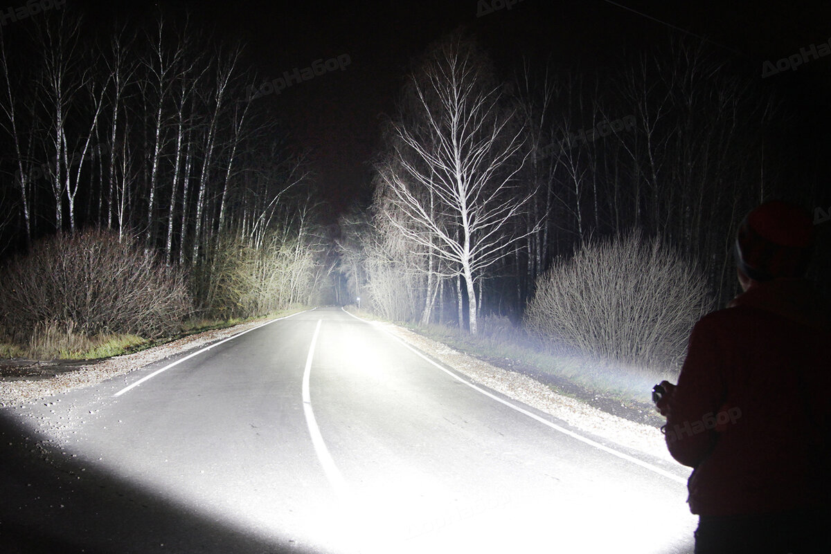 Лампочки ксенон дальний ближний свет фар. Ближайший свет фар. Габаритные огни ночью. Машина с дальним светом фар. Машина в движении.