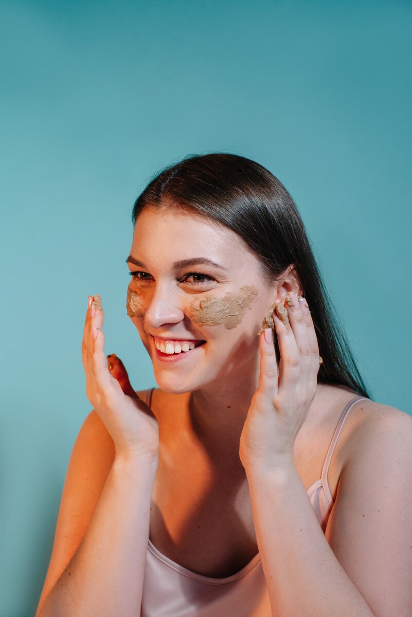  Какое традиционное средство добывается только в Атласских горах Марокко? 🤔
⠀
Это – глина Гассул! ⛰
⠀
Благодаря своим уникальным свойствам, она не только эффективно очищает волосы, кожу лица и тела от загрязнений, но и насыщает их полезными минералами! 💧
⠀
• Глина как маска для лица или для обертываний тела: 👫
⠀
✔️ глубоко увлажняет кожу;
⠀
✔️ разглаживает морщины;
⠀
✔️ предотвращает преждевременное старение кожи;
⠀
✔️ борется с несовершенствами кожи;
⠀
✔️ уменьшает признаки целлюлита.
⠀ ⠀
• Глина в качестве натурального шампуня или маски для волос: 🙍🏻‍♀️
⠀
✅ укрепляет;
⠀
✅ придает блеск и шелковистость
⠀
✅борется с перхотью.