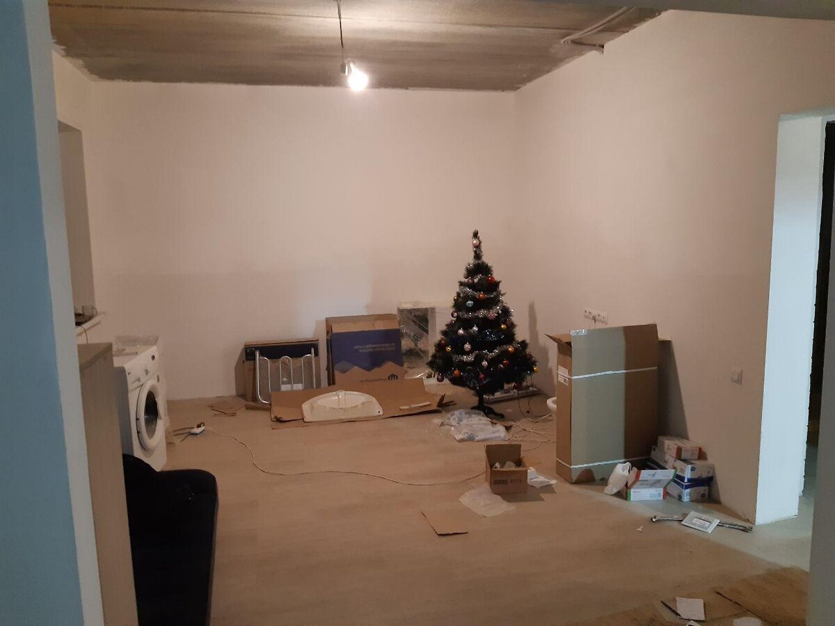 3 января 2020. Кипит работа над санузлом. Вот так выглядела гостиная. Ящики, коробки, инструмент. Спешил забрать семью в новогодние каникулы.
