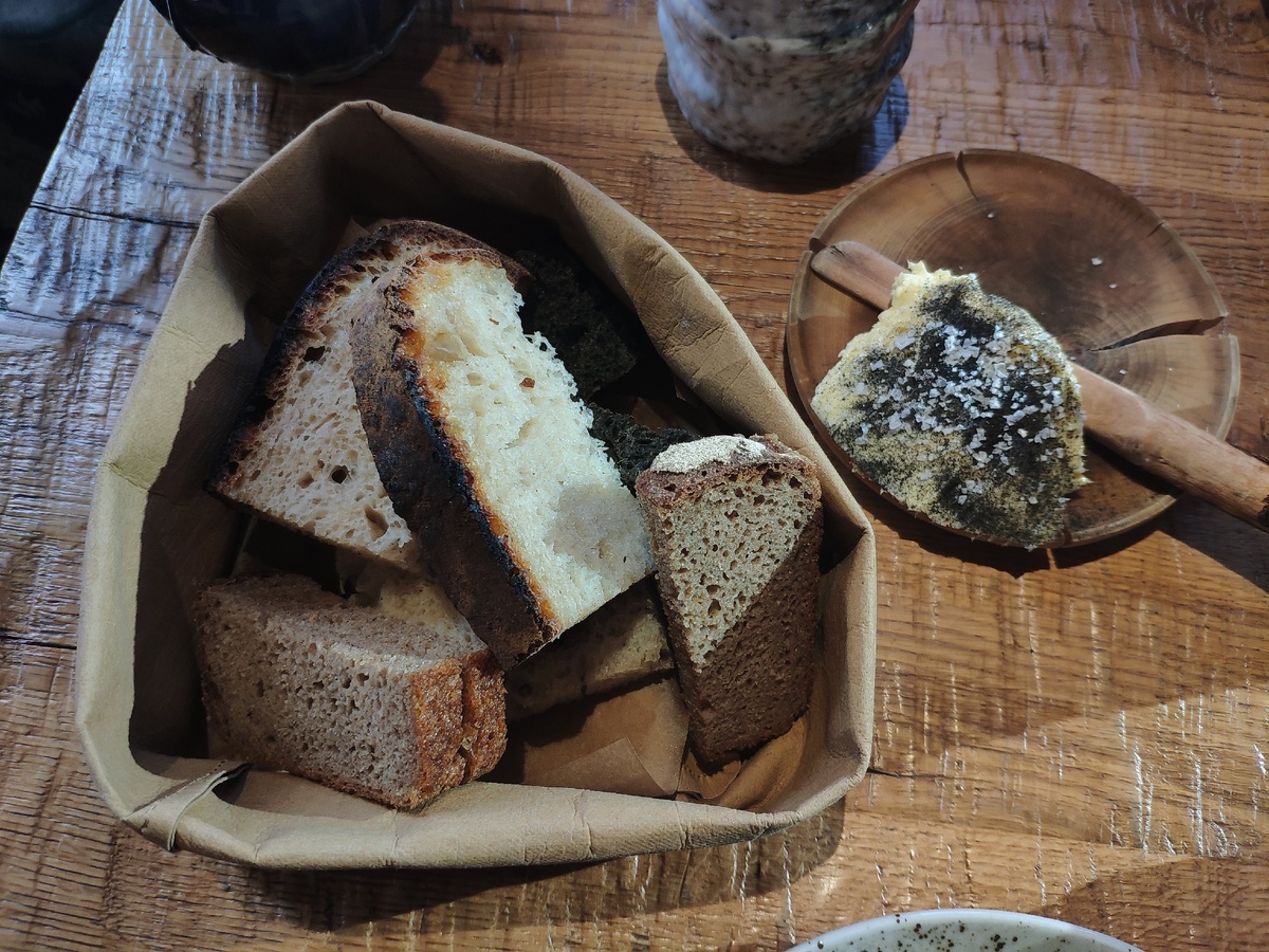 Хлеб с копченным маслом.