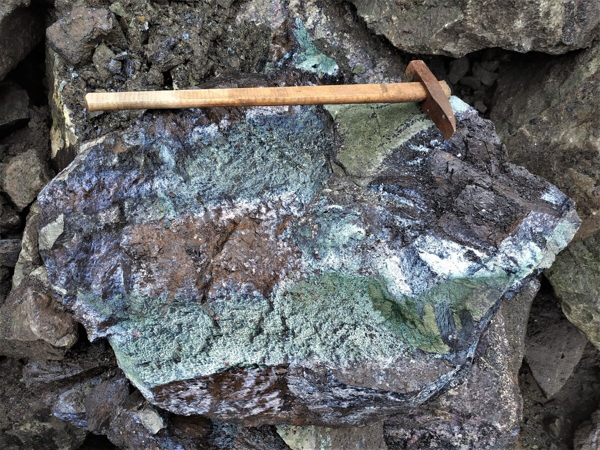 Дуниты являются достаточно распространенной породой на Урале. Их всегда можно найти на месторождениях платины, которые составляют знаменитый «Платиноносный пояс Урала».-8