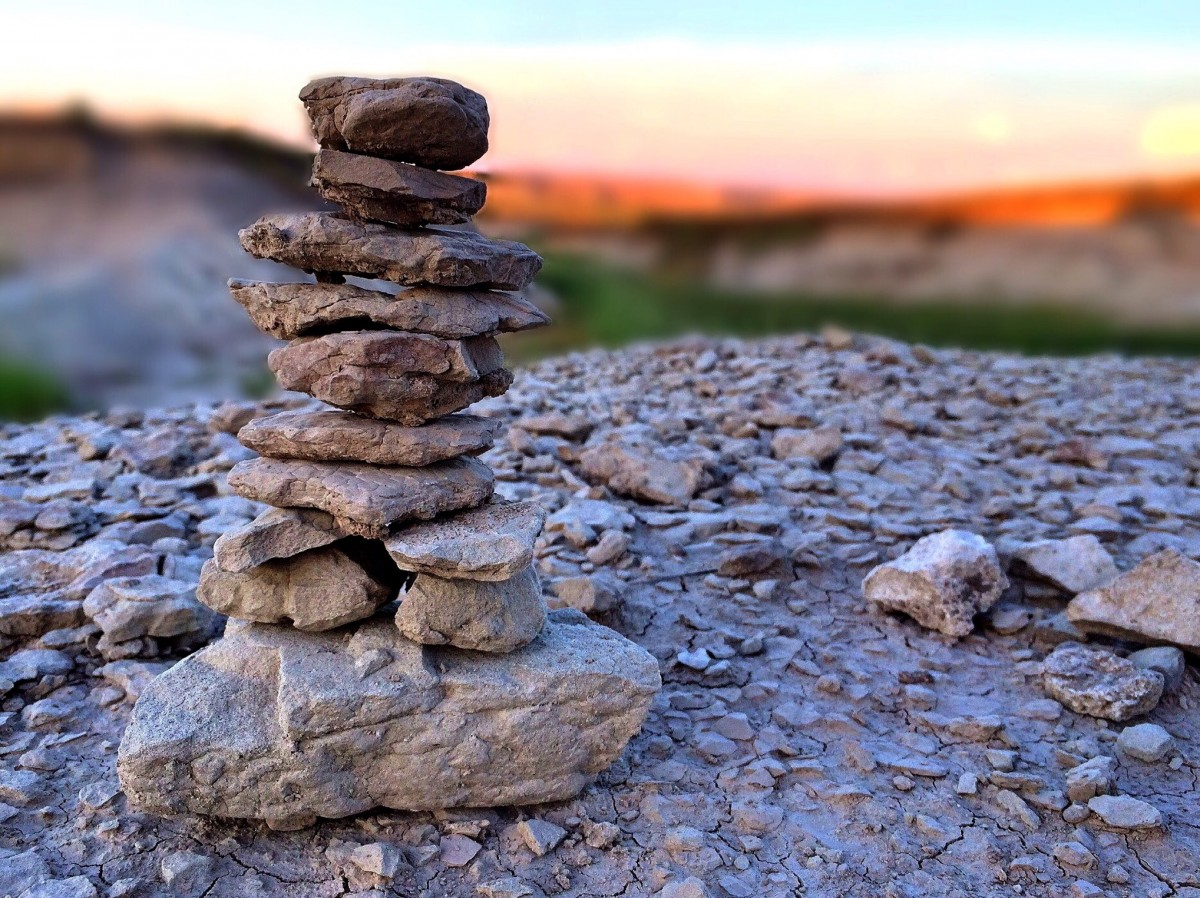 Friend stone. Пирамида из камней. Камни в природе. Стопка камней. Маленький камень.