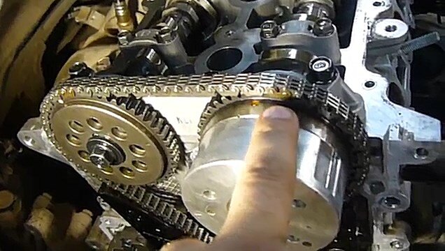 Метки на шкиве и цепи не совпадают.