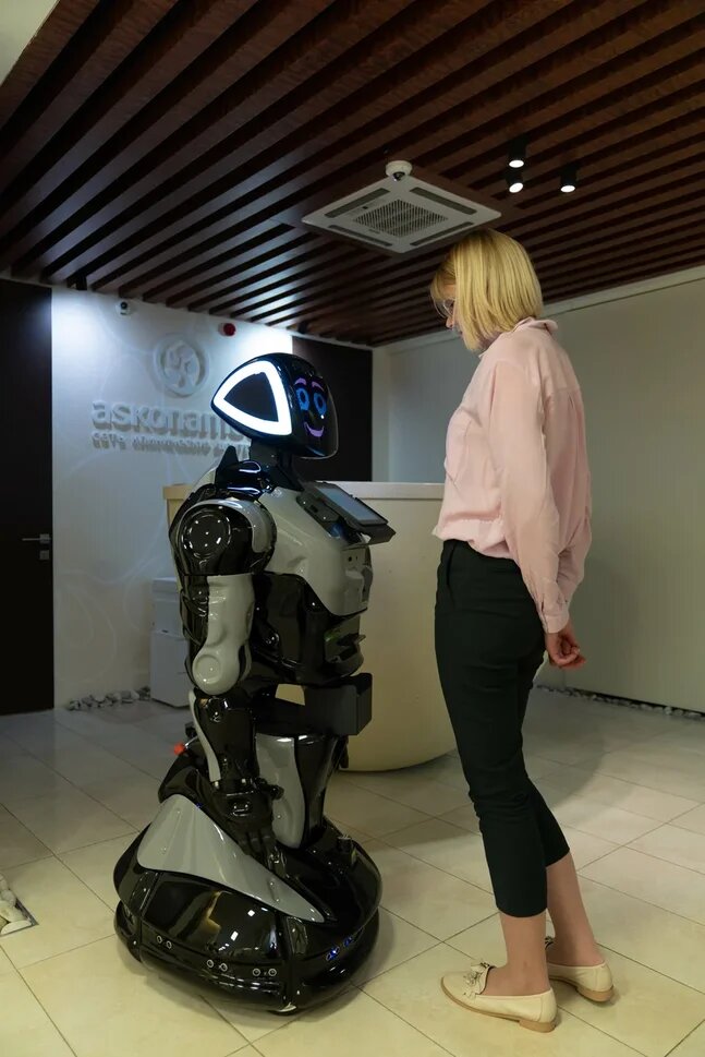 Робот Аскон всегда рад новым пациенткам Askonamed, фото из архива клиники